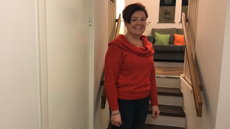 Katarina Byström tittar mot kameran. 