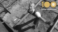 Hätääntynyt nuori poika (Vesa-Matti Loiri) juoksee junan perässä pitkin rataa. Kuvassa logo Yle 100 toive-elokuvaa.