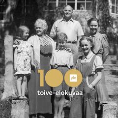 Ryhmäkuvassa elokuvan Suomisen perhe nimihenkilöt: isoäiti, isä ja äiti sekä kolme lasta. Kuvan päällä logo Yle 100 toive-elokuvaa.