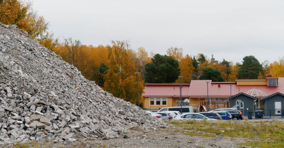 Betong- och grushög har stått på övertid bredvid skola och daghem i ...