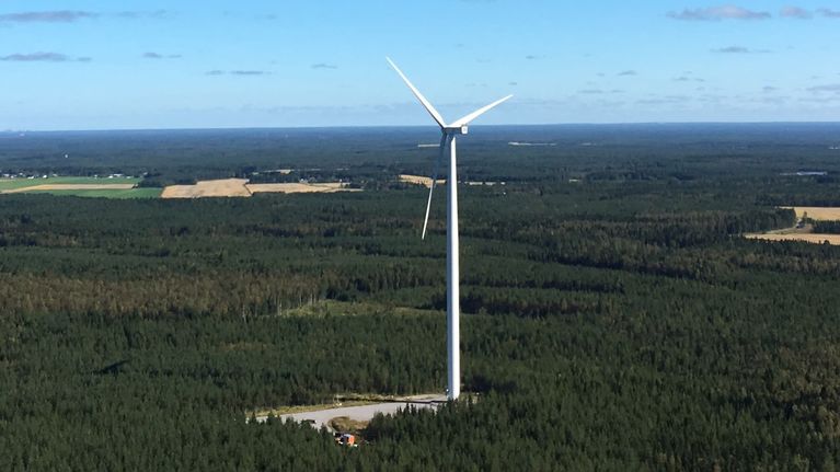 Rikkoutuneesta tuulivoimalasta roiskui hydrauliikkaöljyä luontoon ...