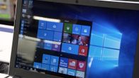 Tietokoneen näytöllä Windows käyttöjärjestelmä.