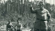 P. E. Svinhufvud Viipurin Suojeluskuntapiirin ampumakilpailuissa, taustalla kapteeni Karimo ja toinen majuri (1926).