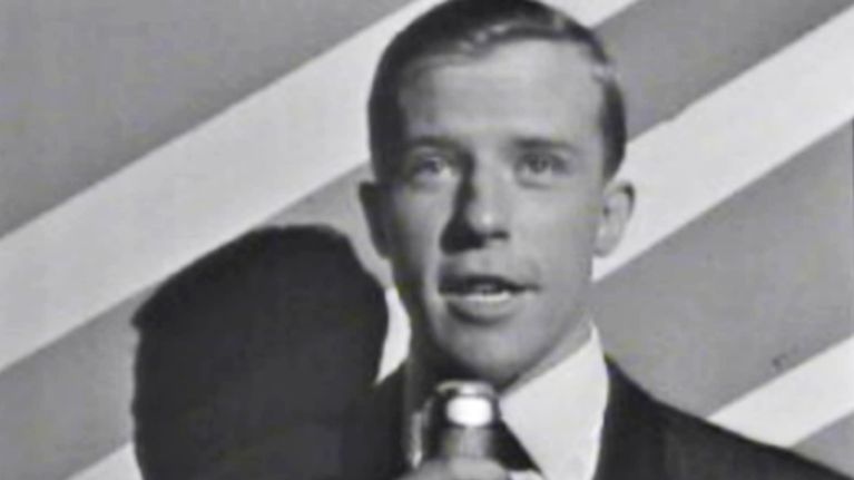 Juontaja Antti Einiö Linnanmäen Peacock-teatterin twistkonsertissa 1964.