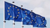 Neljä Euroopan unionin lippua liehuu lipputangoissa.