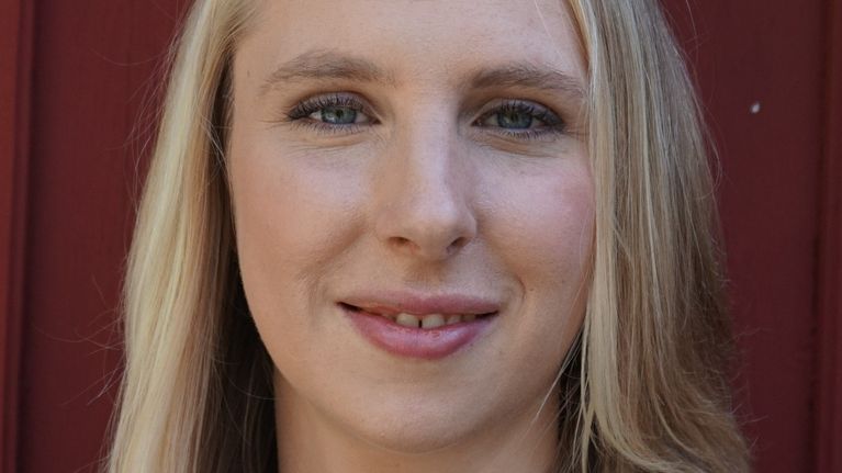 frida rångtell ler mot kameran