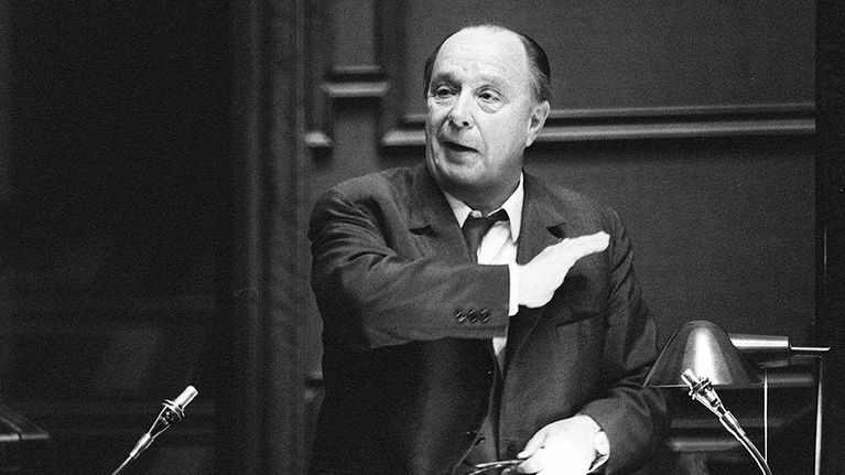 Veikko Vennamo puhuu eduskunnassa.