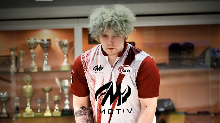 Santtu Tahvanainen bowlar.