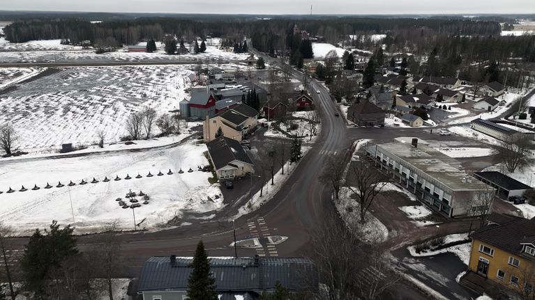 Oripään keskusta ilmasta kuvattuna, taloja ja peltoja.