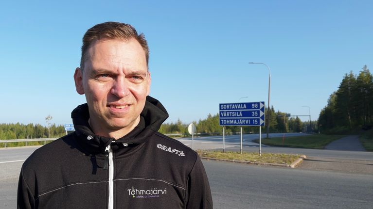 Mikko Löppönen seisoo Onkamon risteyksessä.