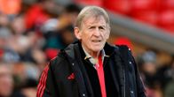 Kenny Dalglish står med händerna i fickorna.