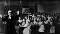 Uno Cygnaeus och en grupp skolelever.