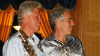 Bill Clinton ja Jeffrey Epstein hymyilevät yhteiskuvassa.