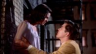 Maria (Natalie Wood) ja Tony (Richard Beymer) tapaavat luvattomasti Marian ikkunalla elokuvassa West Side Story