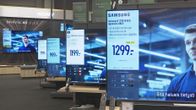 Tv-apparater av olika märken, storlekar och prisklasser, i en elektronikaffär.