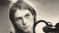 Bild på Kurt Cobain som sitter vid en mikrofon