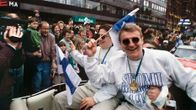 Suomen jääkiekkomaajoukkue juhlakulkueessa palattuaan jääkiekon maailmanmestaruuskisoista 1995