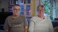 En man och en kvinna sitter på en soffa.