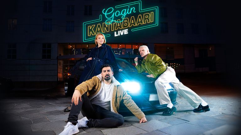 Gogi Mavromichalis, Joona Hellman ja Veronica Verho poseeraavat kameralle auton edessä. Taustalla Gogin kantabaari Live -logo.