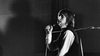 Laulaja Rauli "Badding" Somerjoki esiintyy Tasavallan popparit -tv-ohjelmassa 1970.