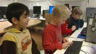 Skolelever vid datorn.
