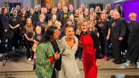 Pietu Korpelainen, Arja Koriseva ja Elina Vaittinen, Gospel Helsinki- ja Varpuset-kuorolaisia.