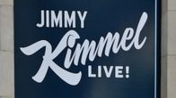 Ihmisiä osoittamassa mieltään Jimmy Kimmellin kuvauspaikan edessä. 