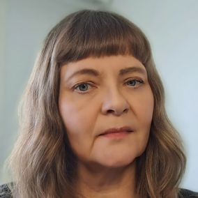 Toimittaja Päivi Puukka kasvokuva.