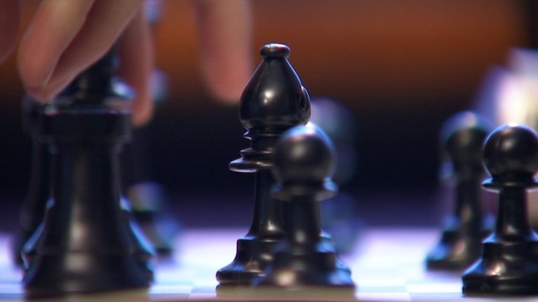 Någon spelar schack.