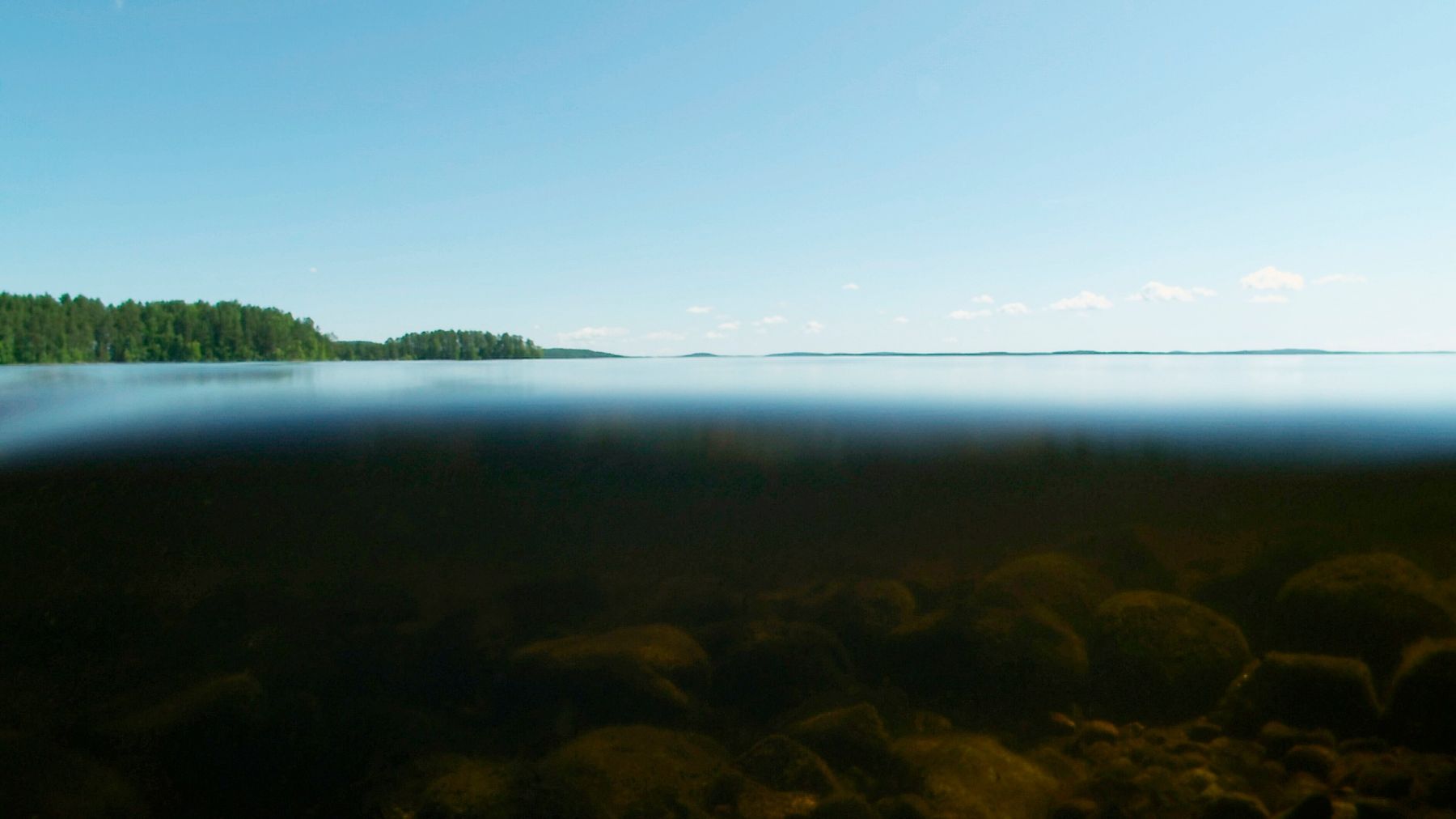 Vedenpinta järvellä, osa kuvasta veden alla.