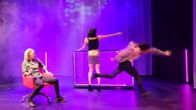 Kolme naisnäyttelijää esiintymässä teatterinäyttämöllä