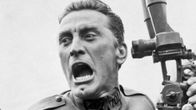 Ensimmäisen maailmansodan ranskalaisupseeri (näyttelijä Kirk Douglas) on kääntänyt katseensa periskoopista ja huutaa suu ammollaan. Kuva elokuvasta Kunnian polut.