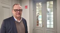 Vaasan kaupunginjohtaja seisomassa hallintotalon aulassa.