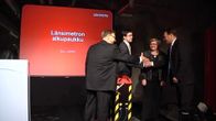 Liikenne- ja viestintäministeri Anu Vehviläinen, Espoon kaupunginvaltuuston puheenjohtaja Jukka Mäkelä, Helsingin kaupunginvaltuustonpuheenjohtaja Otto Lehtipuu ja länsimetron hallituksen puheenjohtaja Olavi Louko onnittelevat toisiaan.