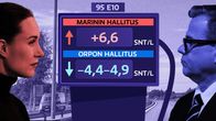 Kollaasin keskellä piirretty bensapumppu, jossa Marinin hallituksella +6,6 senttiä litra, Orpon hallituksella –4,4–4,9 snt, laidoilla Marinin ja Orpon siluetit.