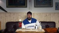 Docventures: Riku Rantala istuu sohvalla