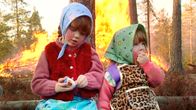 Pääsiäisnoidat eli trullit pääsiäiskokolla Ykkösdokumentissa Suomi juhlii: Pääsiäinen.