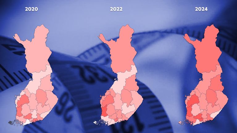 Kuvassa on kolme Suomen karttaa joiden taustalla on mittanauha.