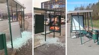 rikottuja bussipysäkkejä ympäri Helsingin Hakamäenkujalla.