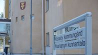 Entrén till Kronoby kommungård i vintrigt landskap.