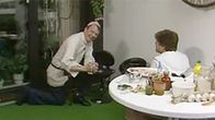 Jaakko Kolmonen ja Sirkka Gustafsson grillaamassa parvekkeella