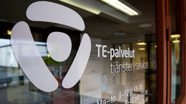 työ ja elinkeinotoimiston logo ovessa.