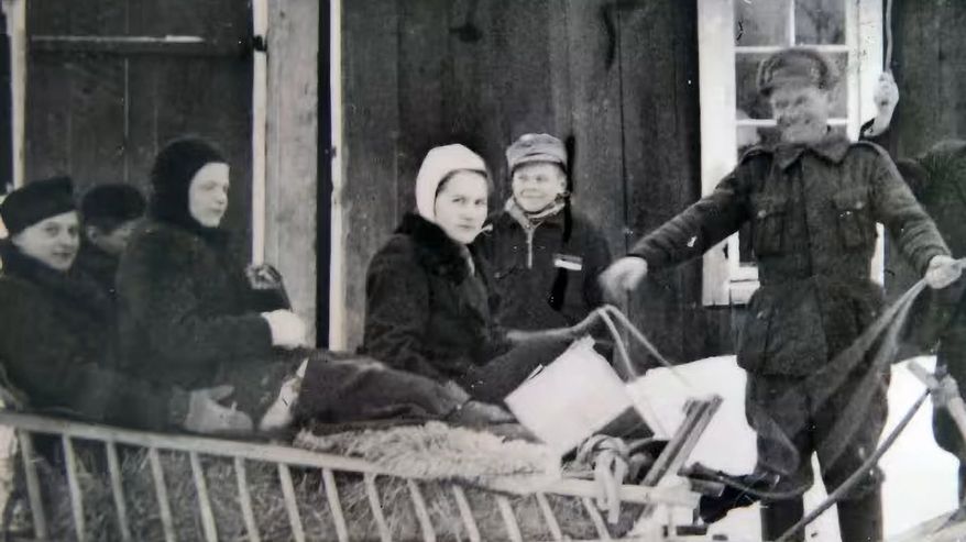 Mustavalkoinen kuva ihmisistä.