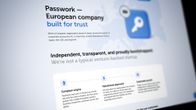 Tietokoneruudulla Passwork-yrityksen verkkosivu, jossa tekstiä englanniksi ja sininen avainkuvake.