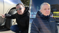 Irene Länsman kyykistyy mutaisen auton vieressä. Oikealla Pirjo Valikainen harmaan taksin edessä.
