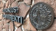 Rovaniemen hovioikeuden tunnuslaatta kiviseinässä.