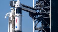 Nasan merkein teipattu Falcon 9 raketti seisoo laukaisualustalla Kennedyn avaruuskeskuksessa Floridassa.