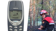 På vänstra sidan av bilden ser du en mobiltelefon av märket Nokia, 3310 och på den högra en man sittande iklädd frivilliga brandkårens utrustning. 