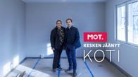 MOT: Kesken jäänyt koti -ohjelman juliste. Pariskunta seisoo keskeneräisessä asunnossa.