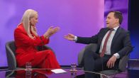 Sofia Virta ja Wille Rydman väittelevät A-Studiossa käsillään voimakkaasti elehtien. 